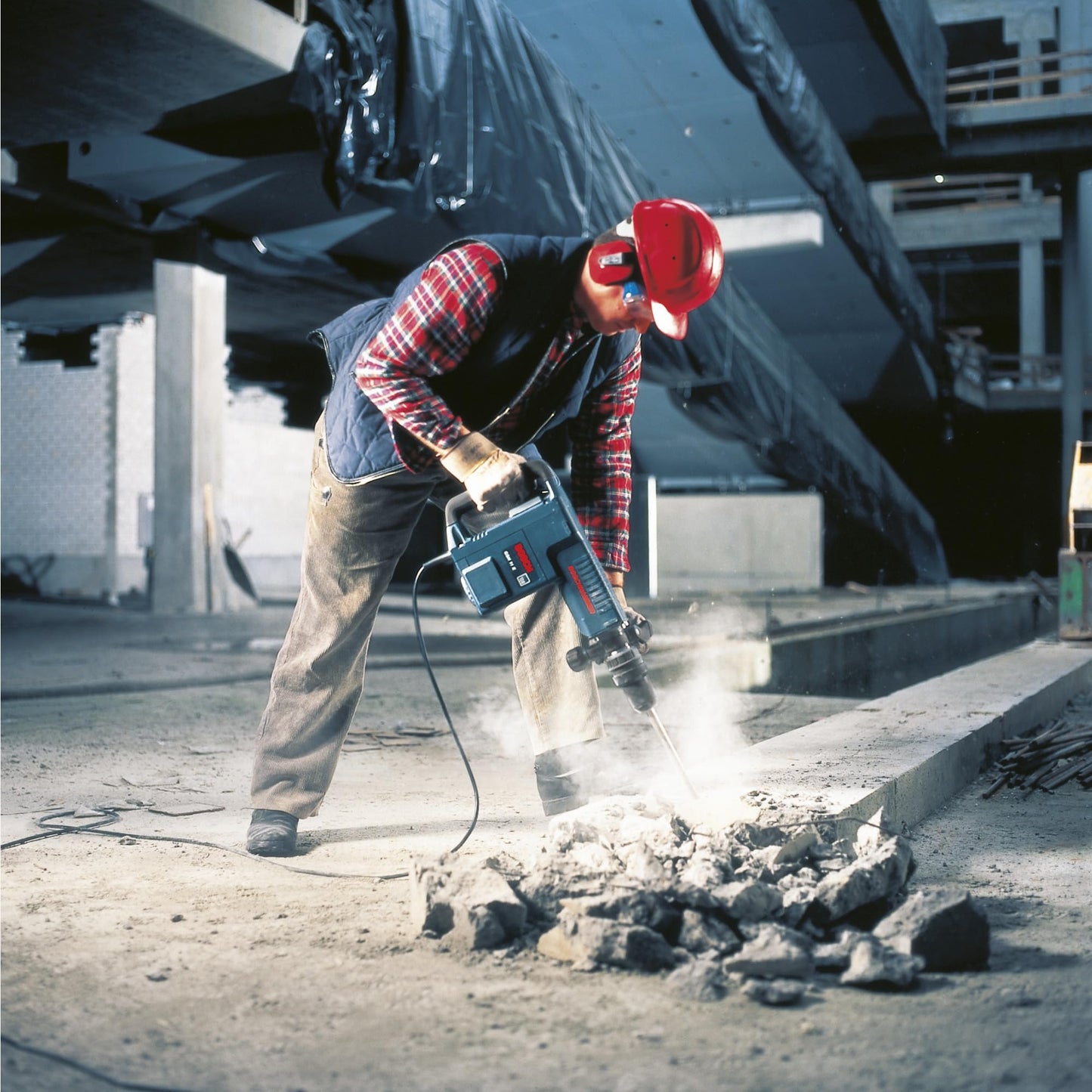 Bosch Professional Martello Demolitore Gsh 11 e (Con Sds Max, Scalpello Piatto, Potenza del Colpo 16,8 J, 1.500 W, in Valigetta)
